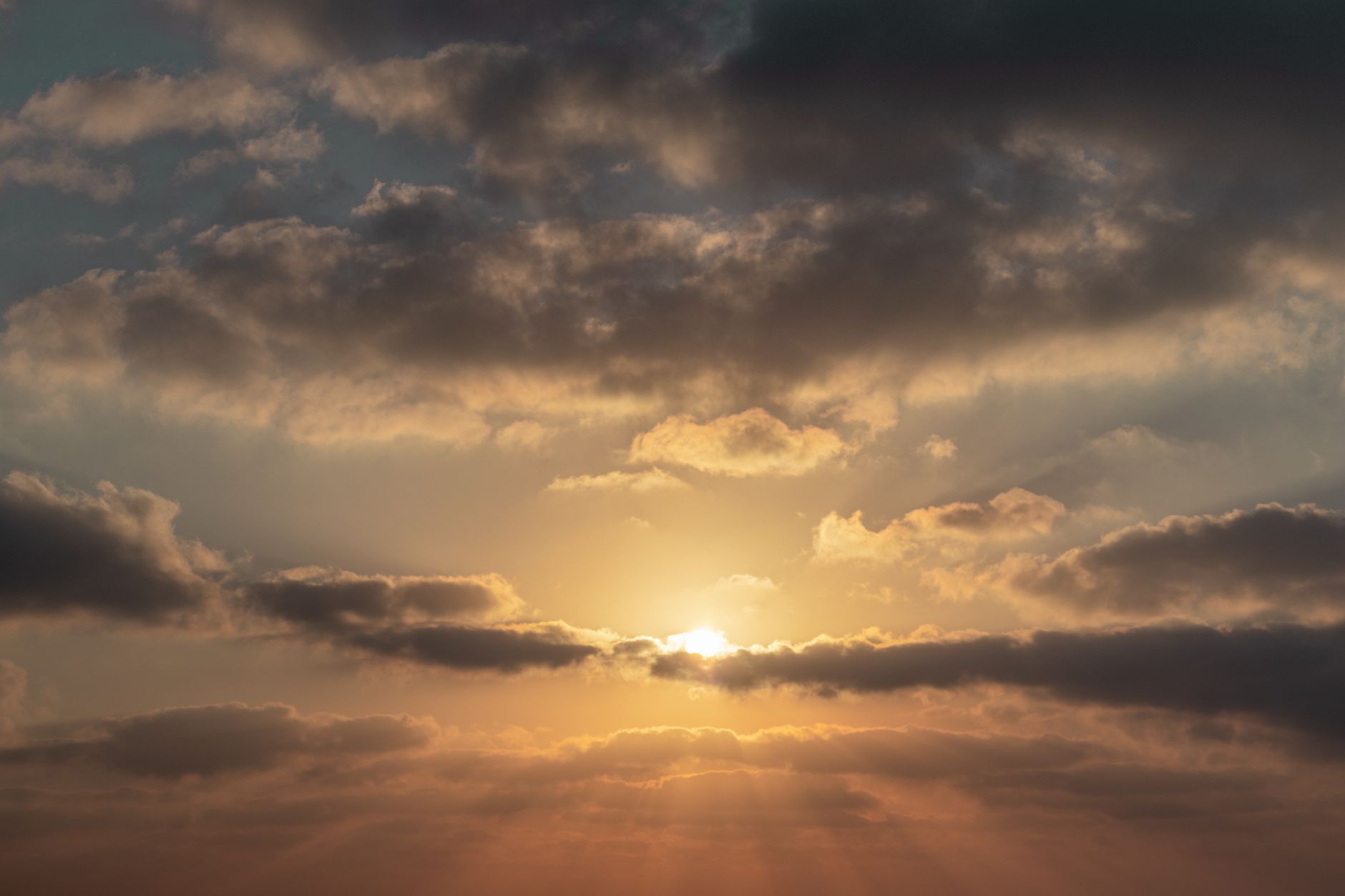 Luce solare intensa che illumina il cielo