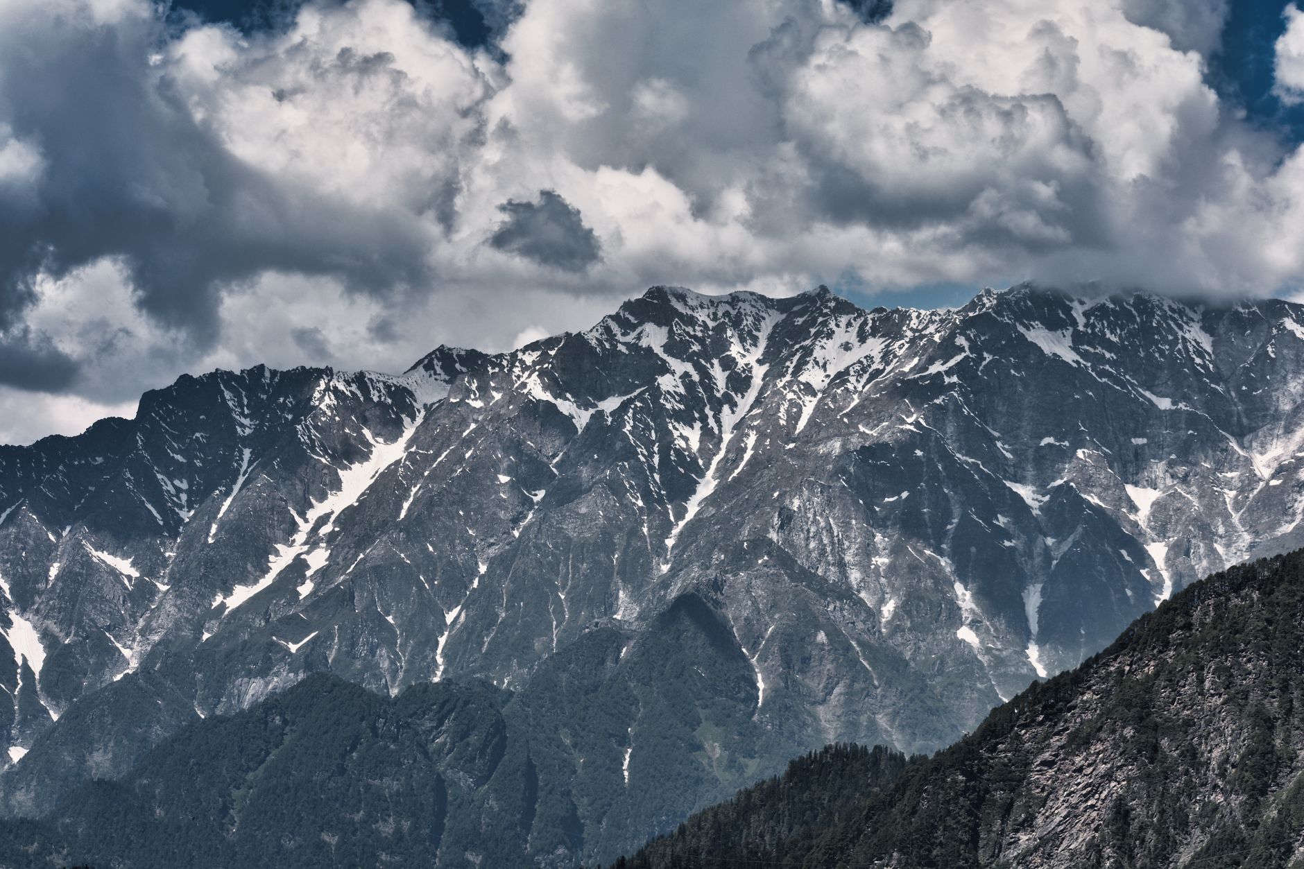 Vette innevate dell'Himalaya sotto un cielo azzurro