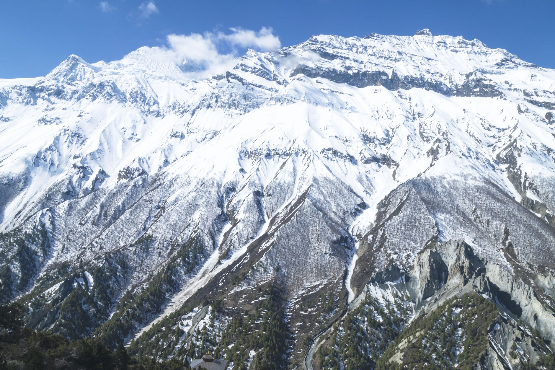 Formazione di ghiaccio in un paesaggio montano