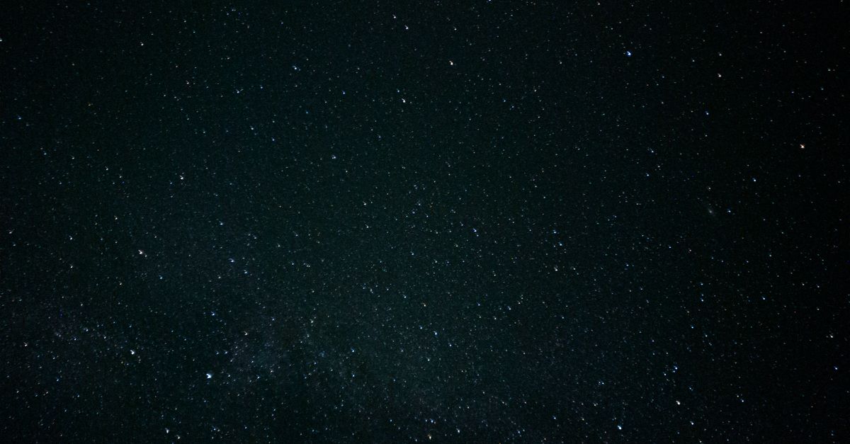 Notte stellata con orizzonte scuro adatto all'osservazione delle meteore