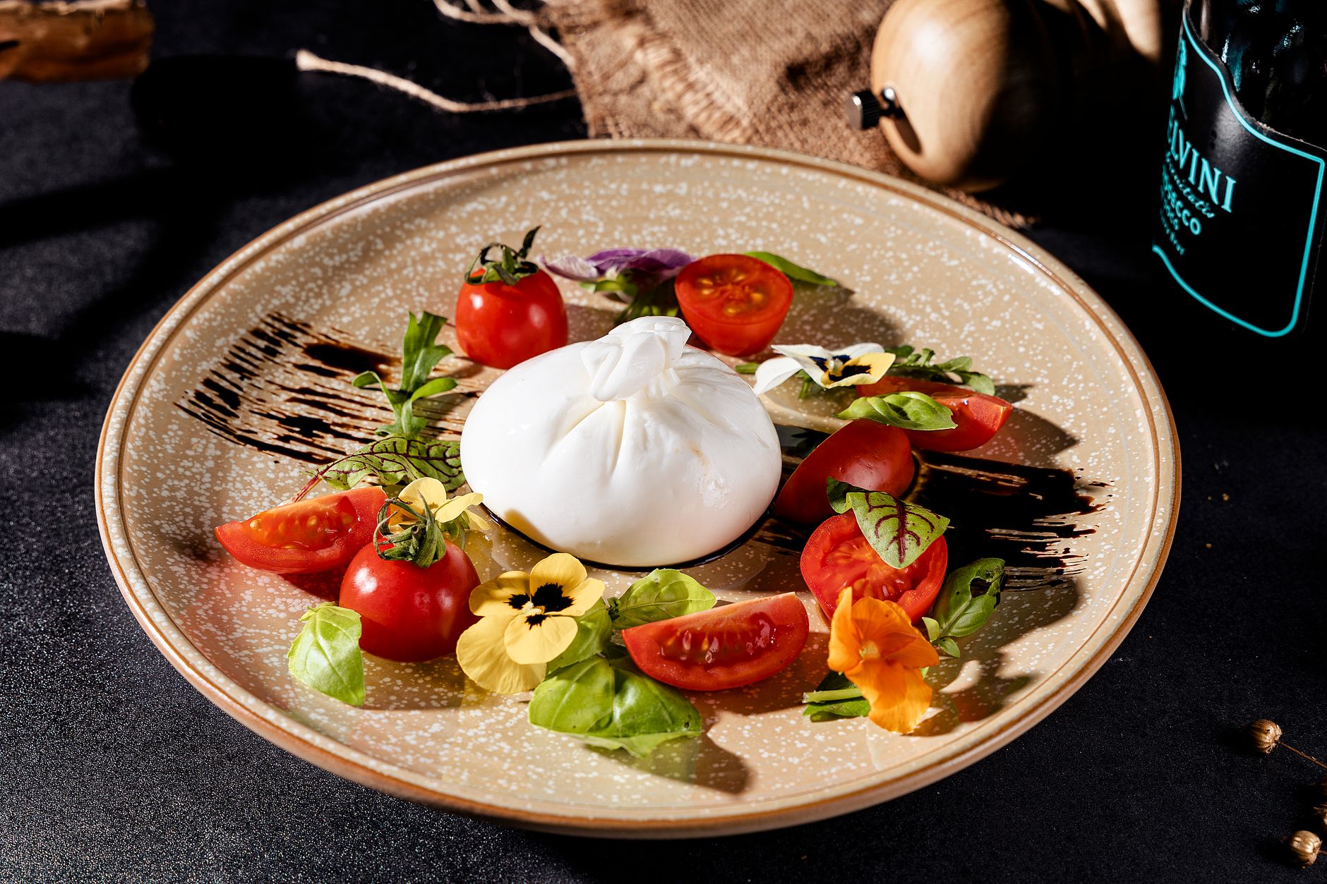 Burrata intera su un tagliere, formaggio fresco pugliese