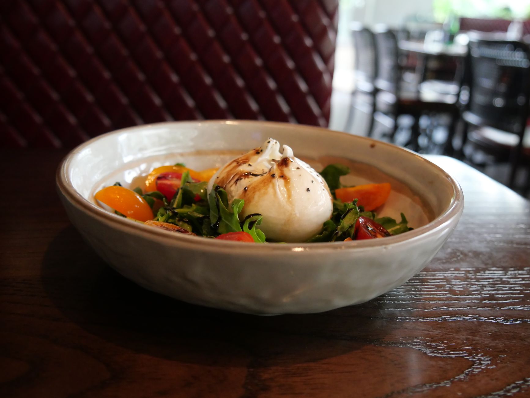 Burrata servita con pomodori e olio d'oliva