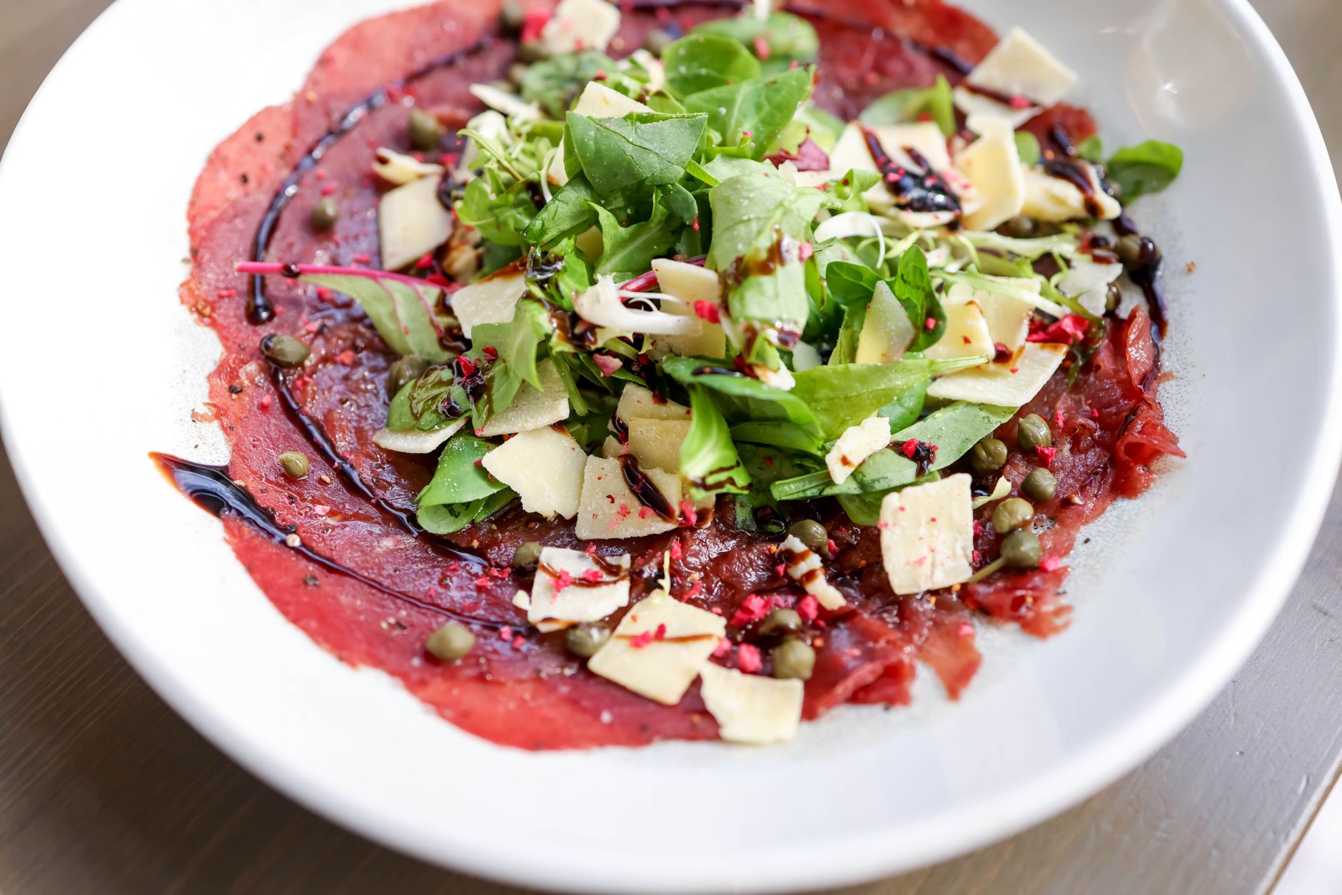Carpaccio di carne cruda servito come antipasto elegante