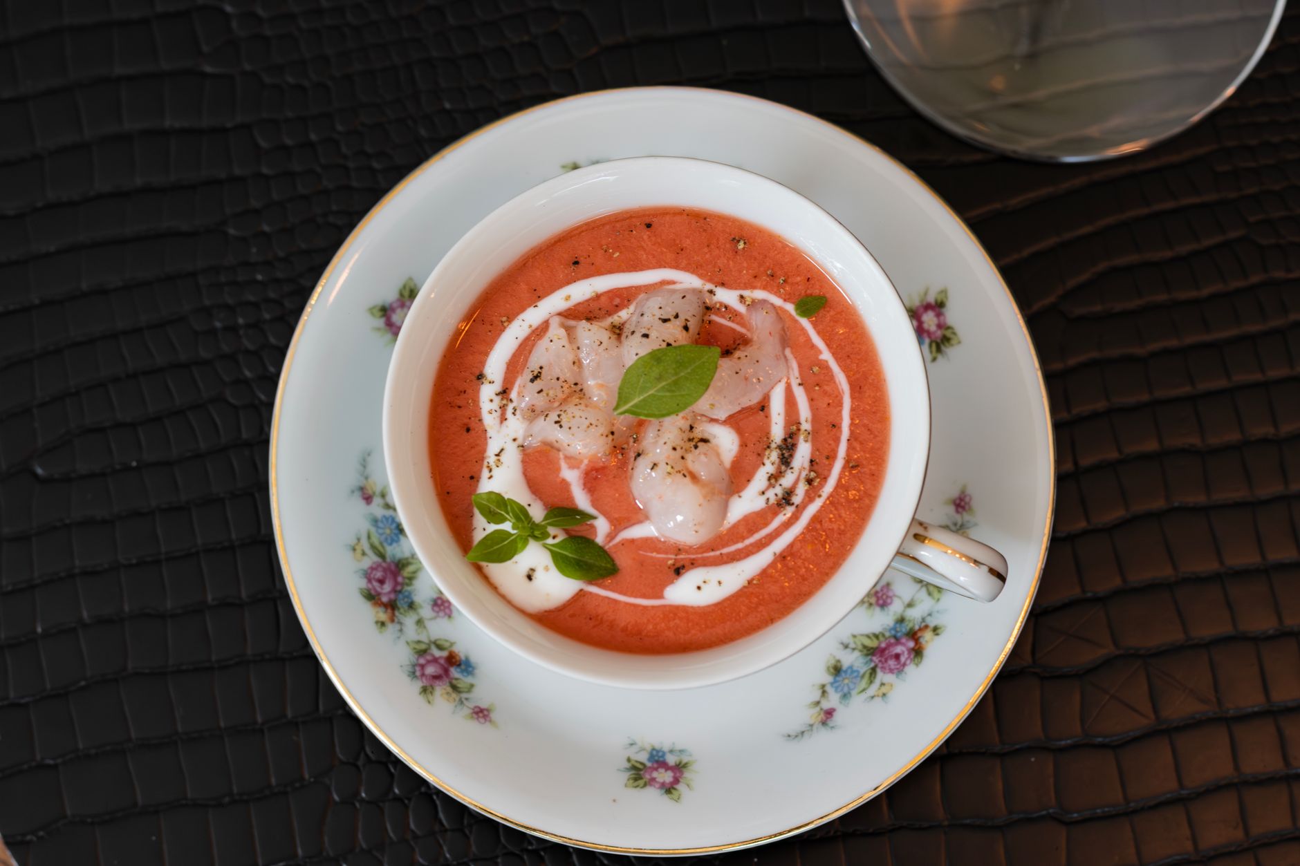 Ciotola di gazpacho rosso di pomodoro servito freddo