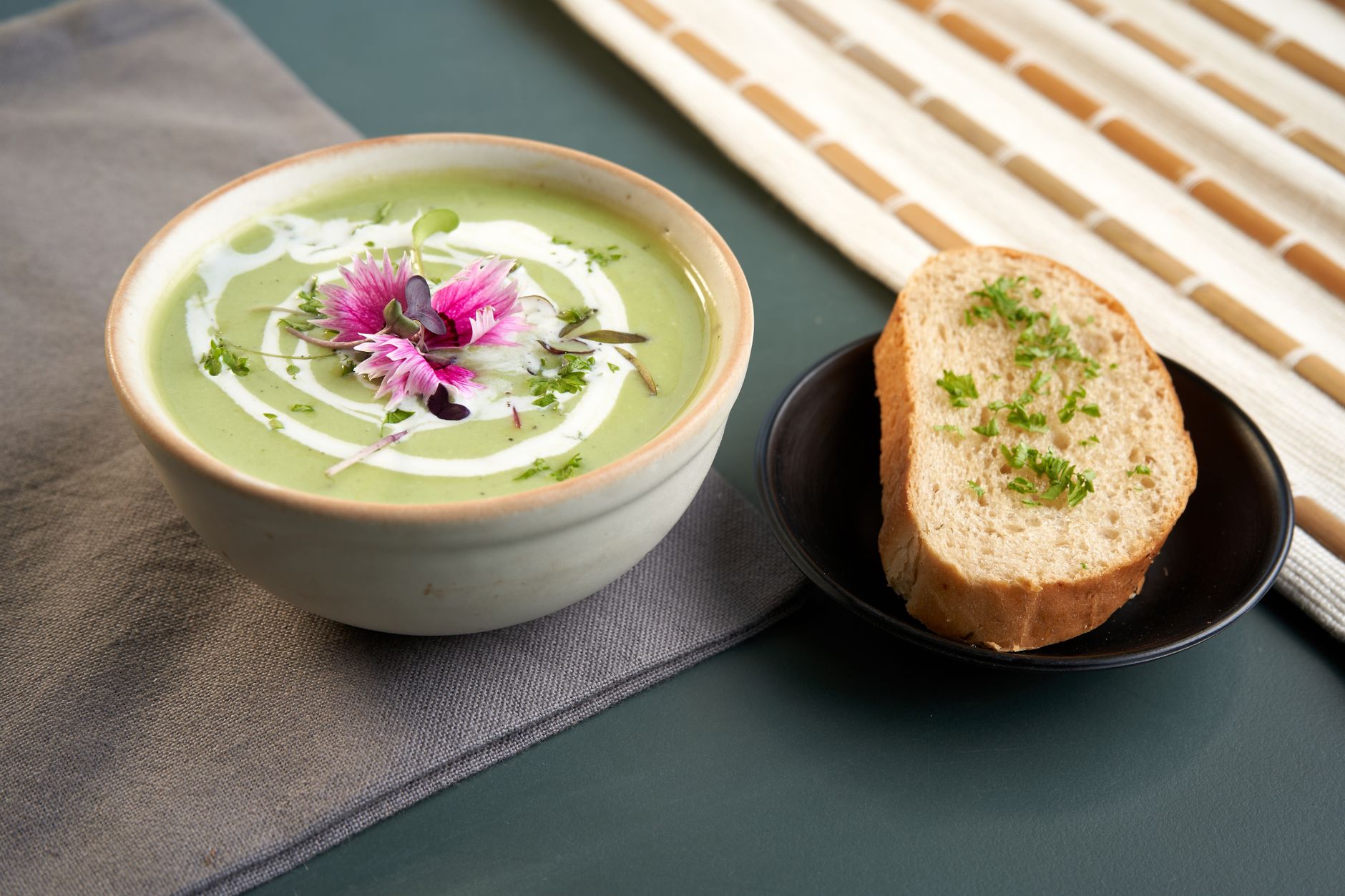 Ingredienti del gazpacho: pomodori, cetriolo, peperone, aglio e pane