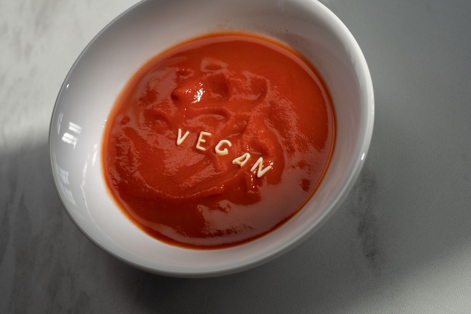 Mortaio con aglio e pane, ingredienti storici del gazpacho