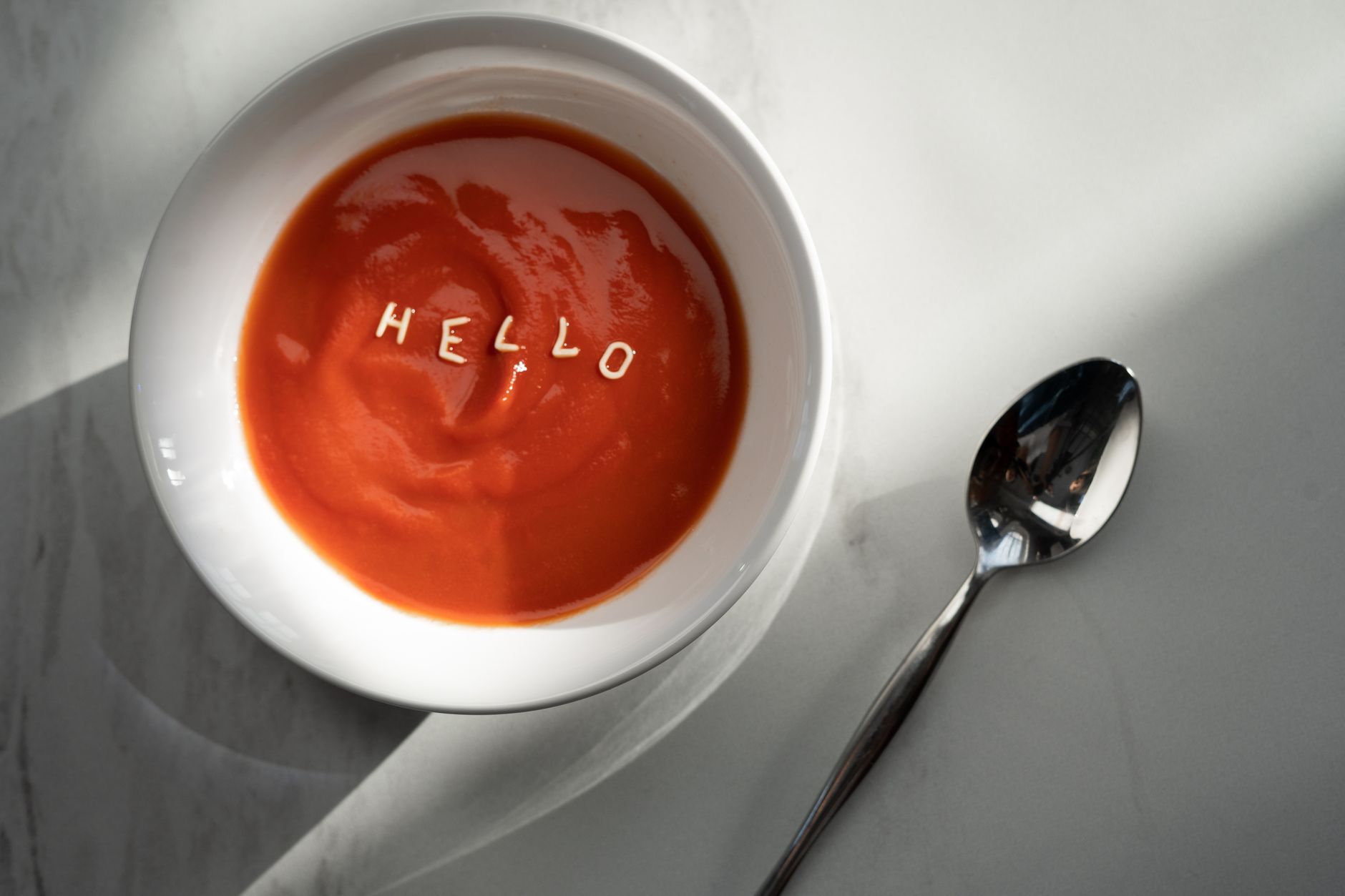 Gazpacho servito in un bicchiere con verdure a cubetti