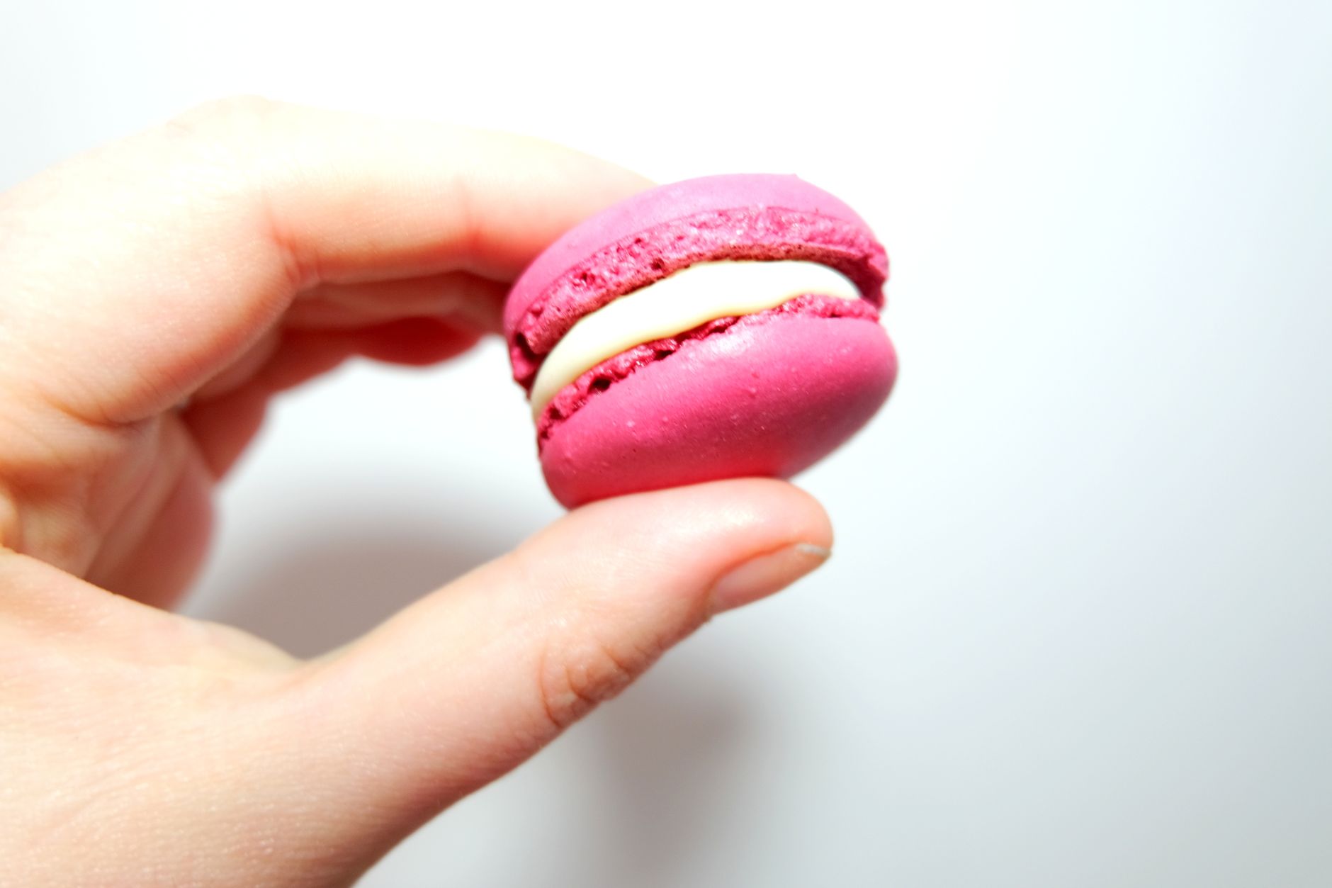 Macaron colorati disposti in fila, simbolo della pasticceria francese