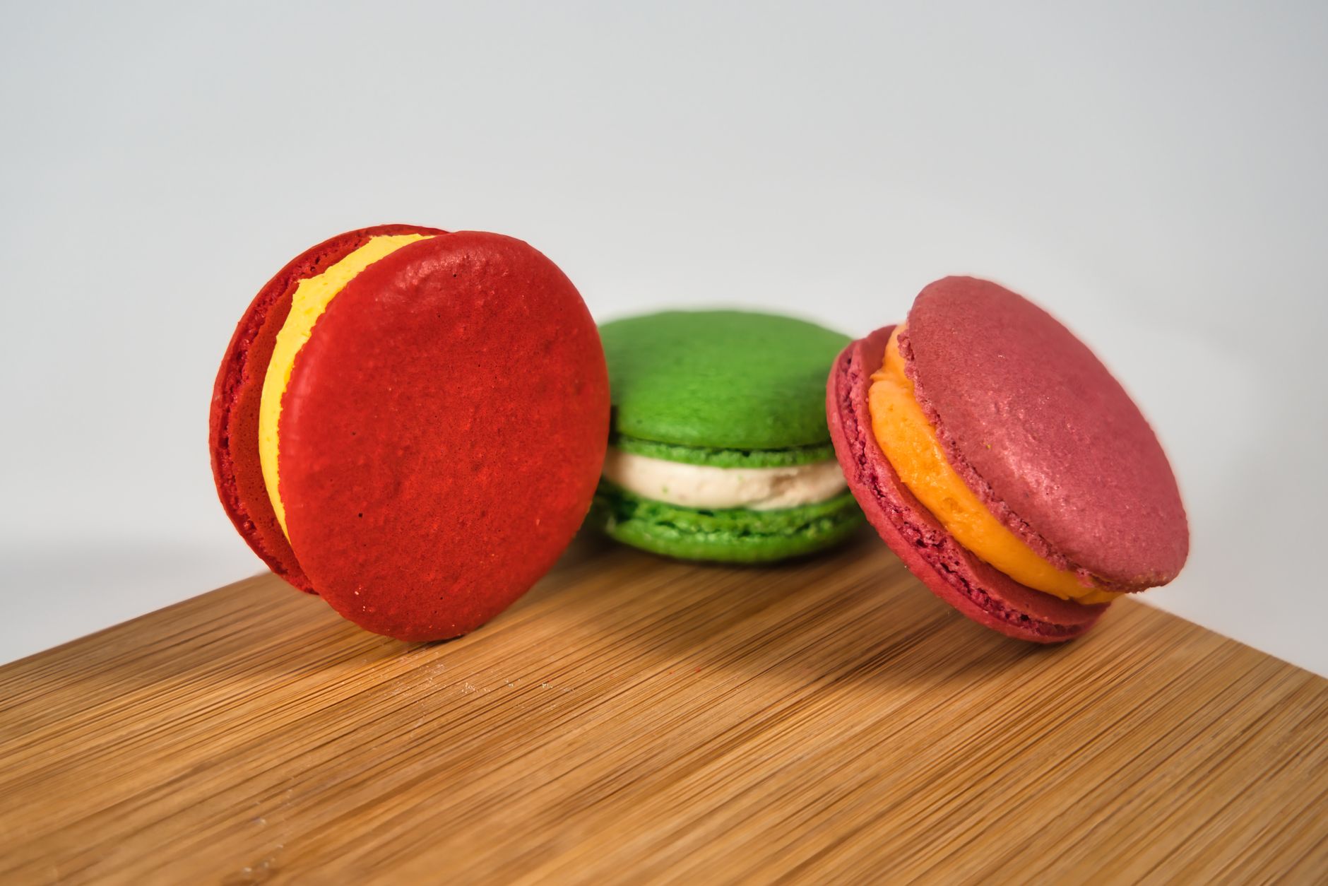 Macaron di vari colori e gusti in una pasticceria