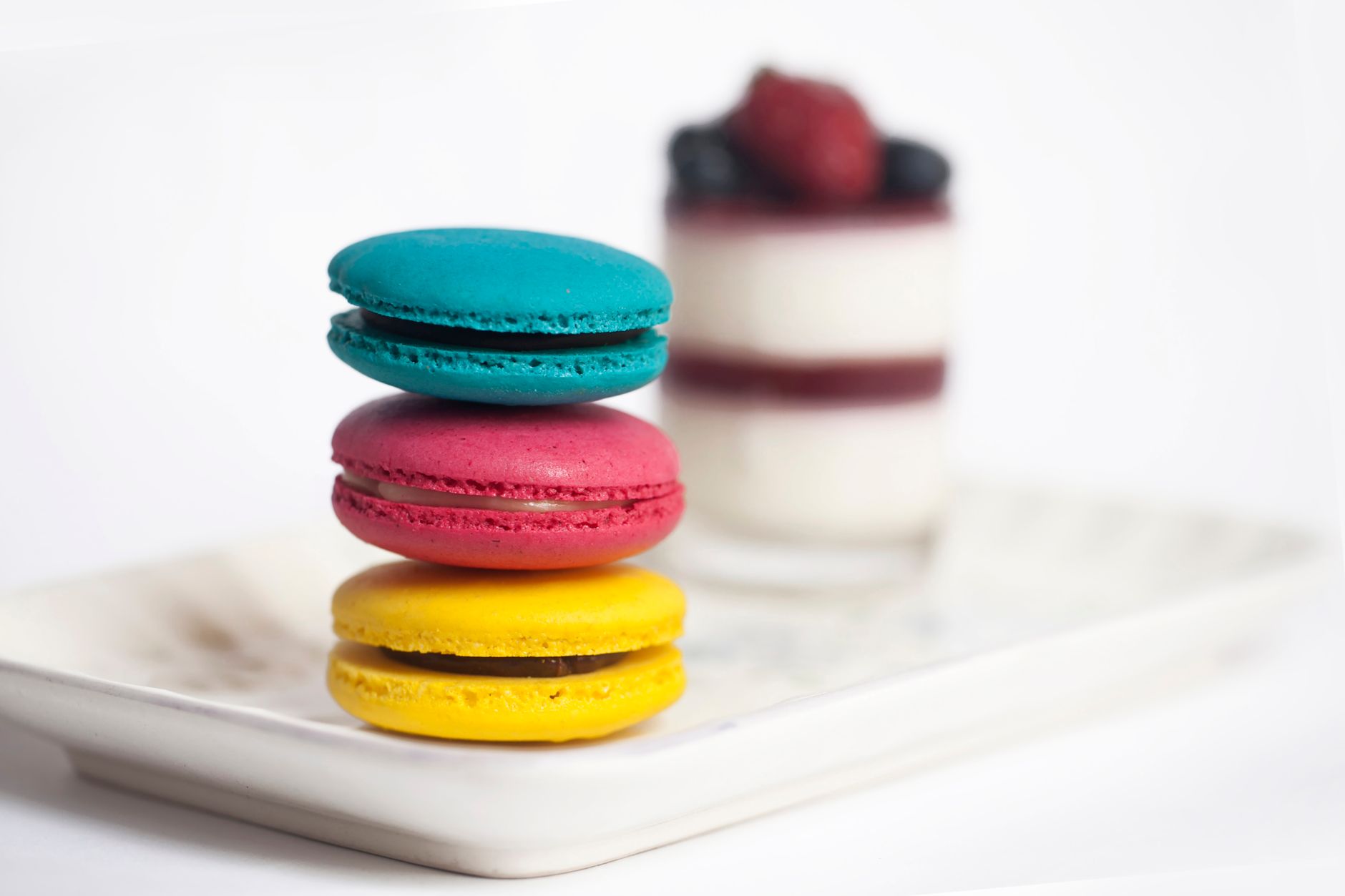 Preparazione dei macaron con i gusci di mandorla