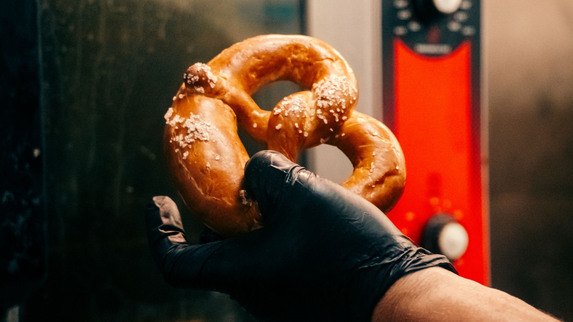 Pretzel dorato con sale grosso