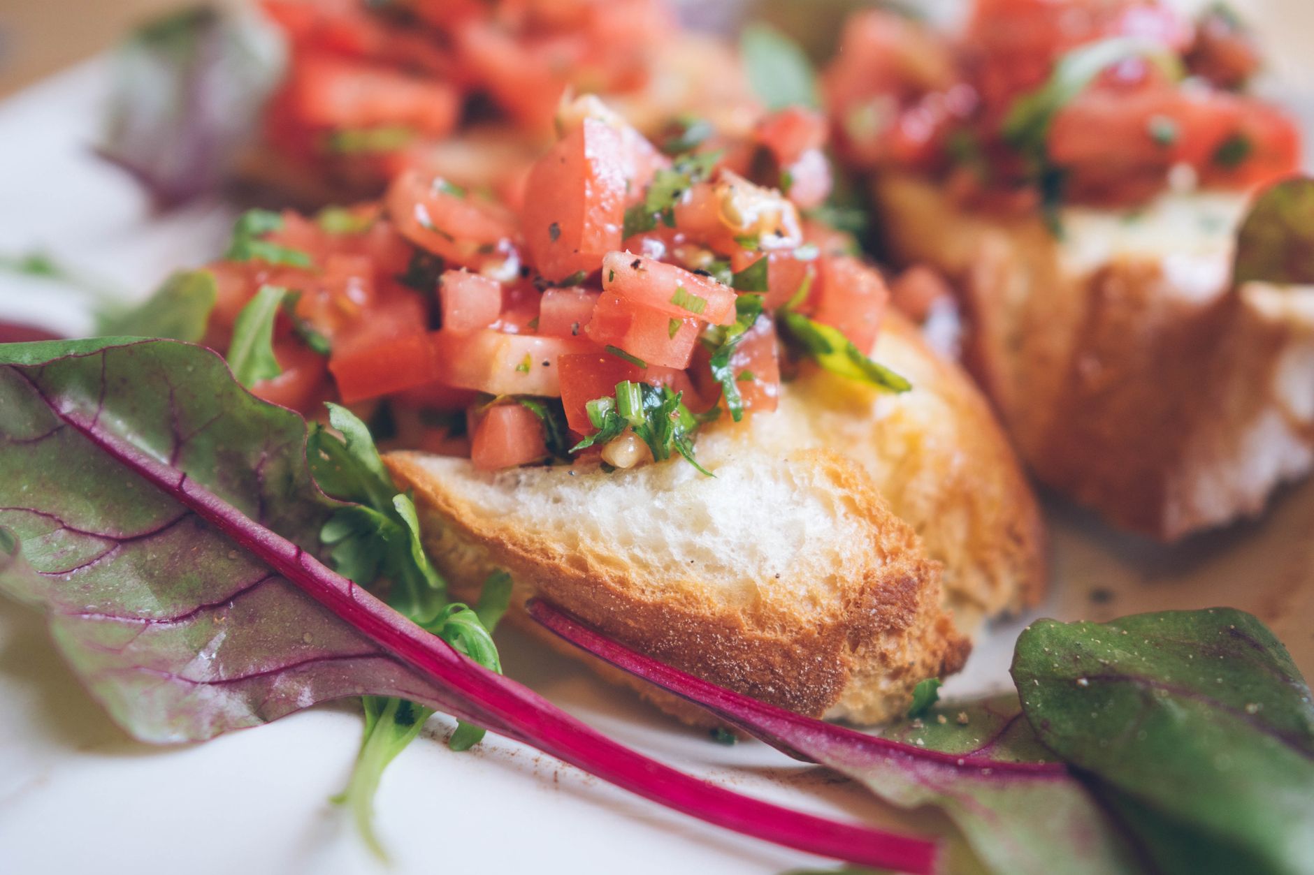 Bruschetta al pomodoro appena preparata