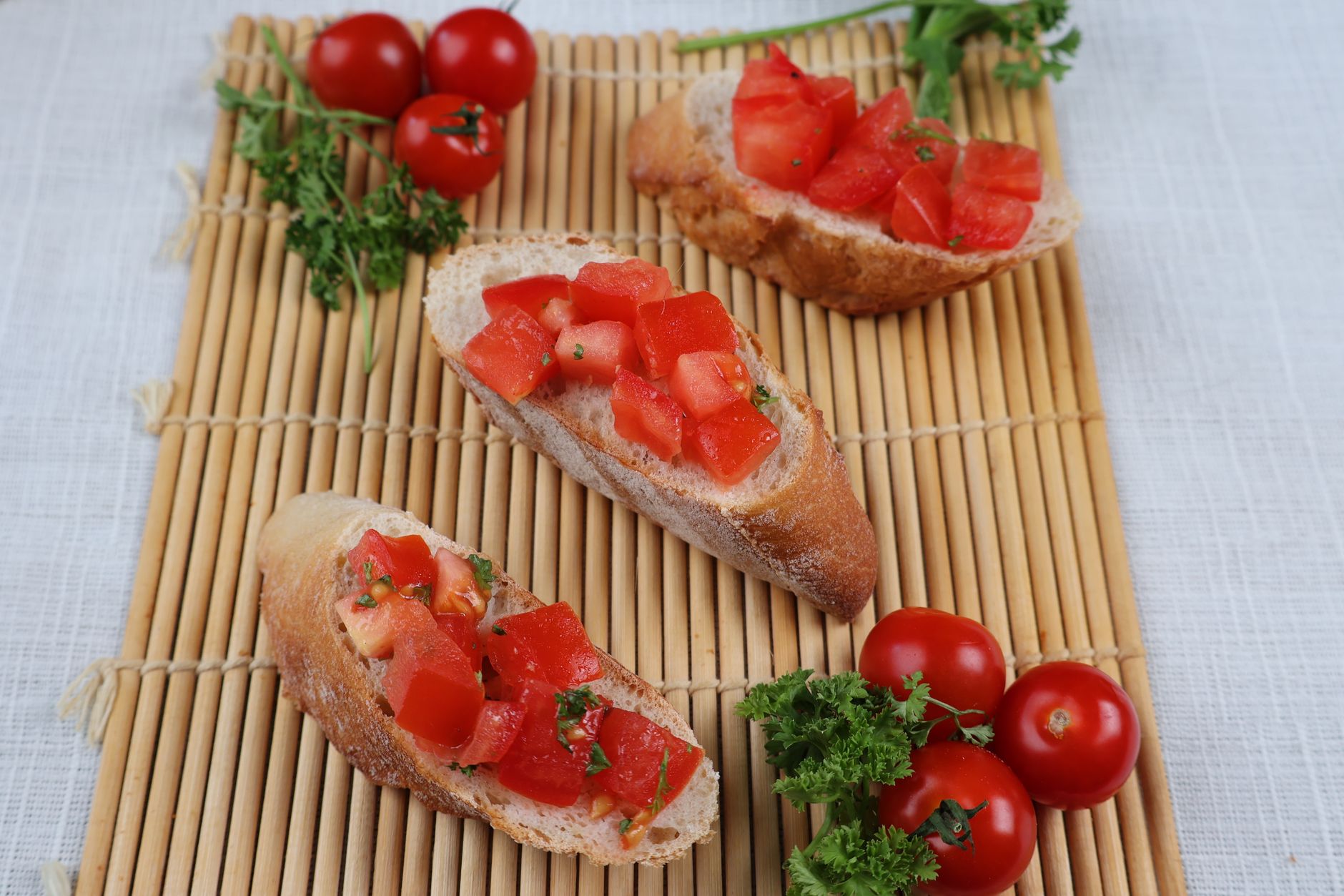 Pane rustico abbrustolito con pomodori e olio extravergine