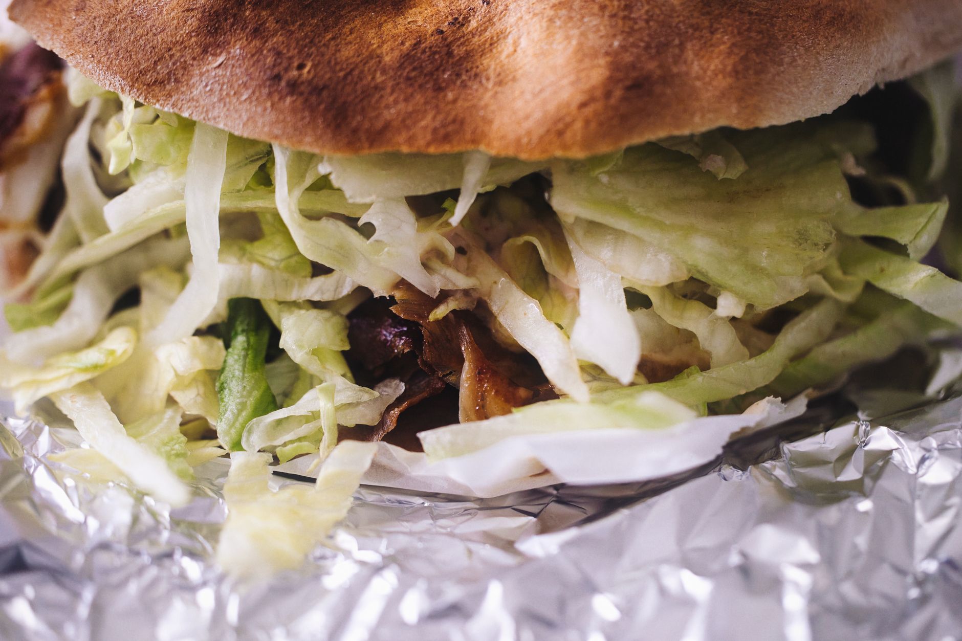 Doner kebab servito nel pane con insalata e salse