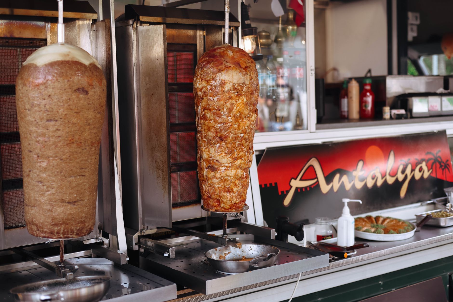 Spiedo verticale di carne per doner kebab che gira