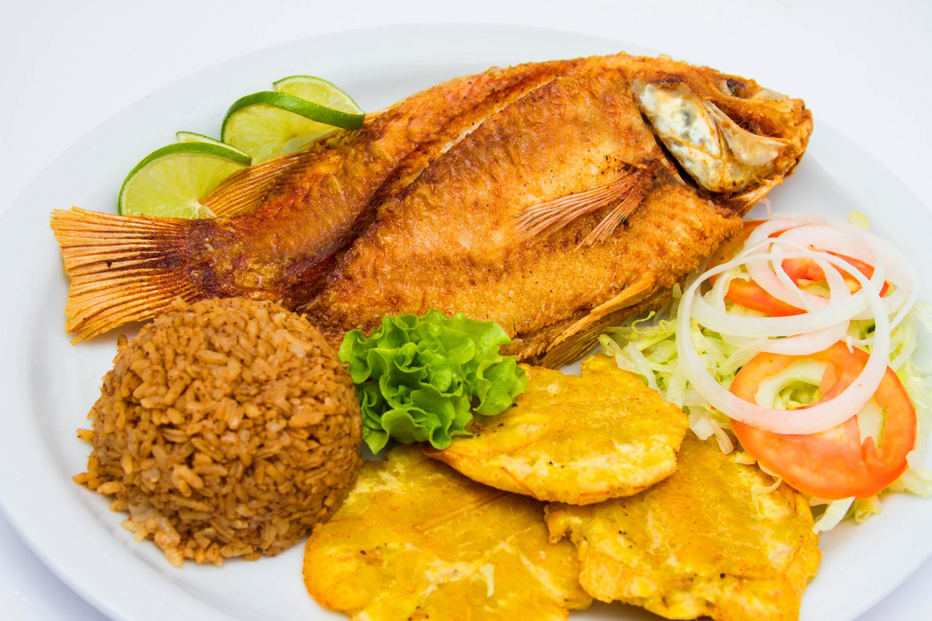 Piatto di fish and chips con pesce fritto e patatine