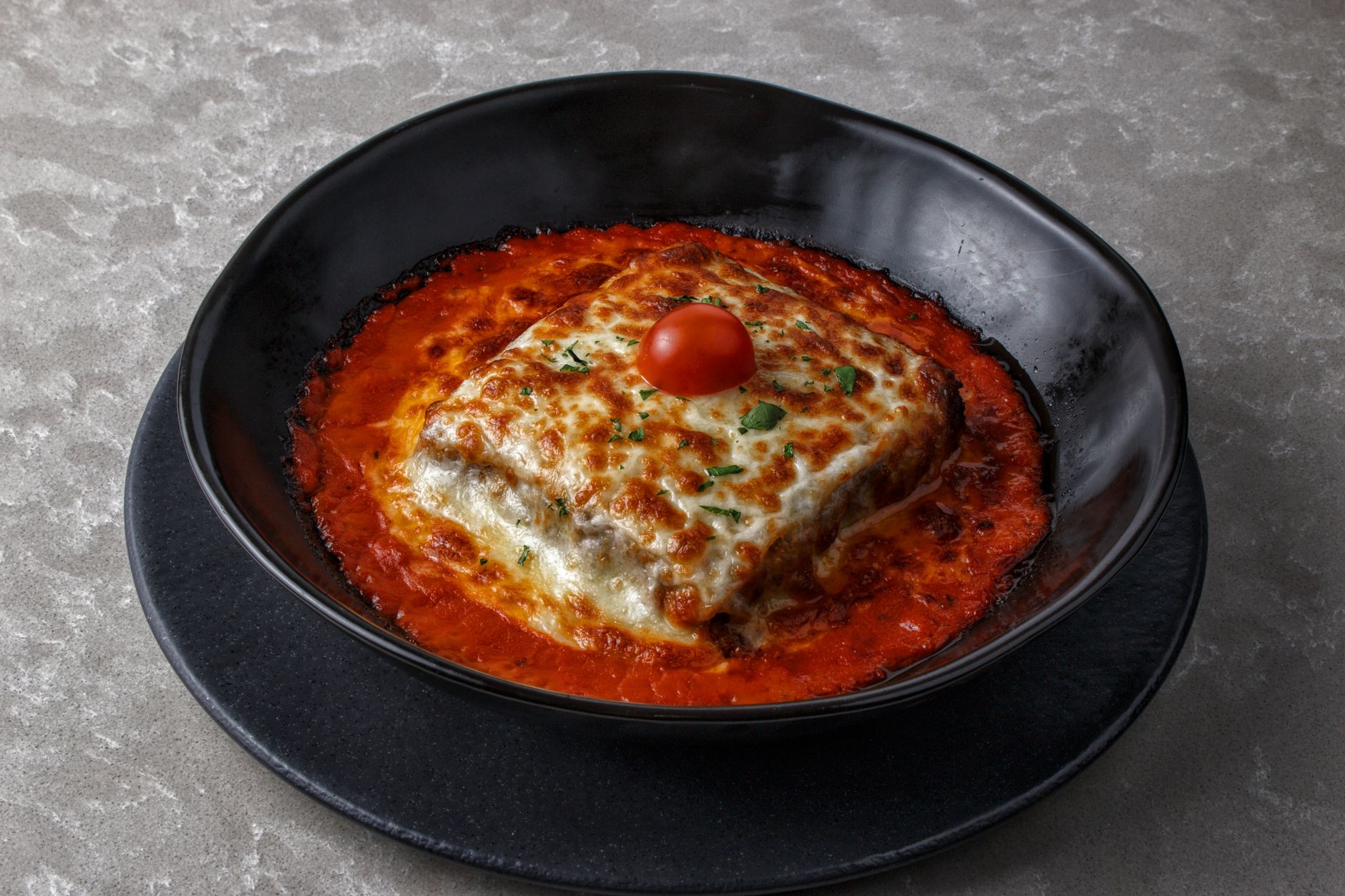 Lasagna al forno appena sfornata in teglia