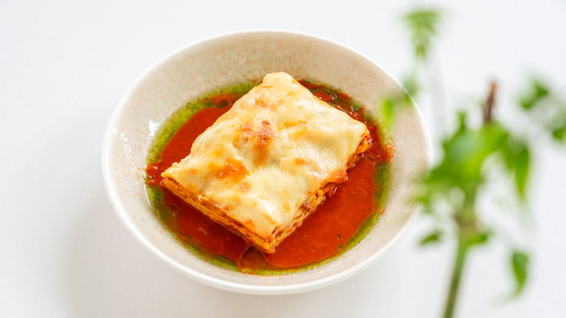 Porzione di lasagna con ragù e besciamella