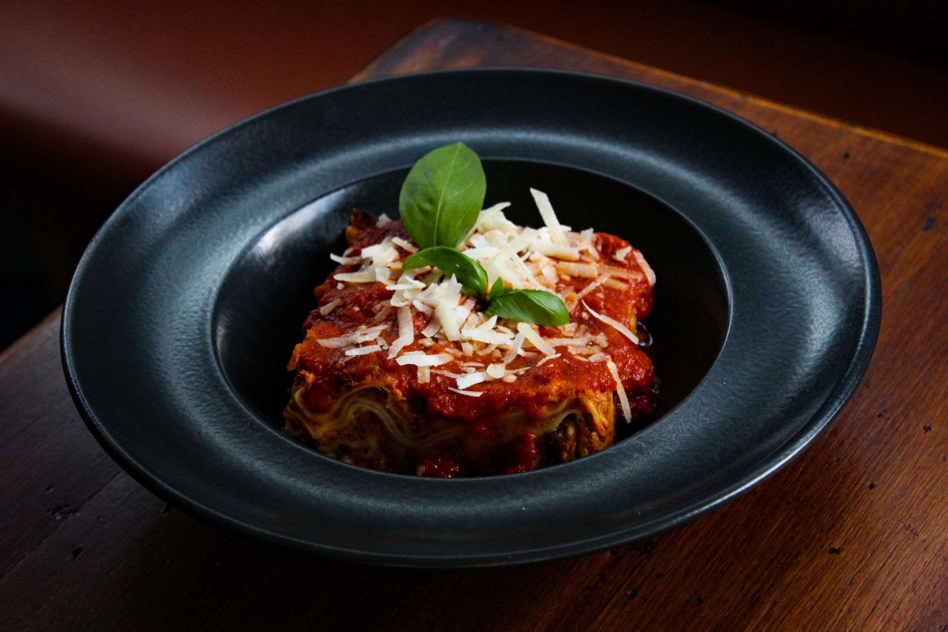 Tavola imbandita con lasagna della tradizione italiana