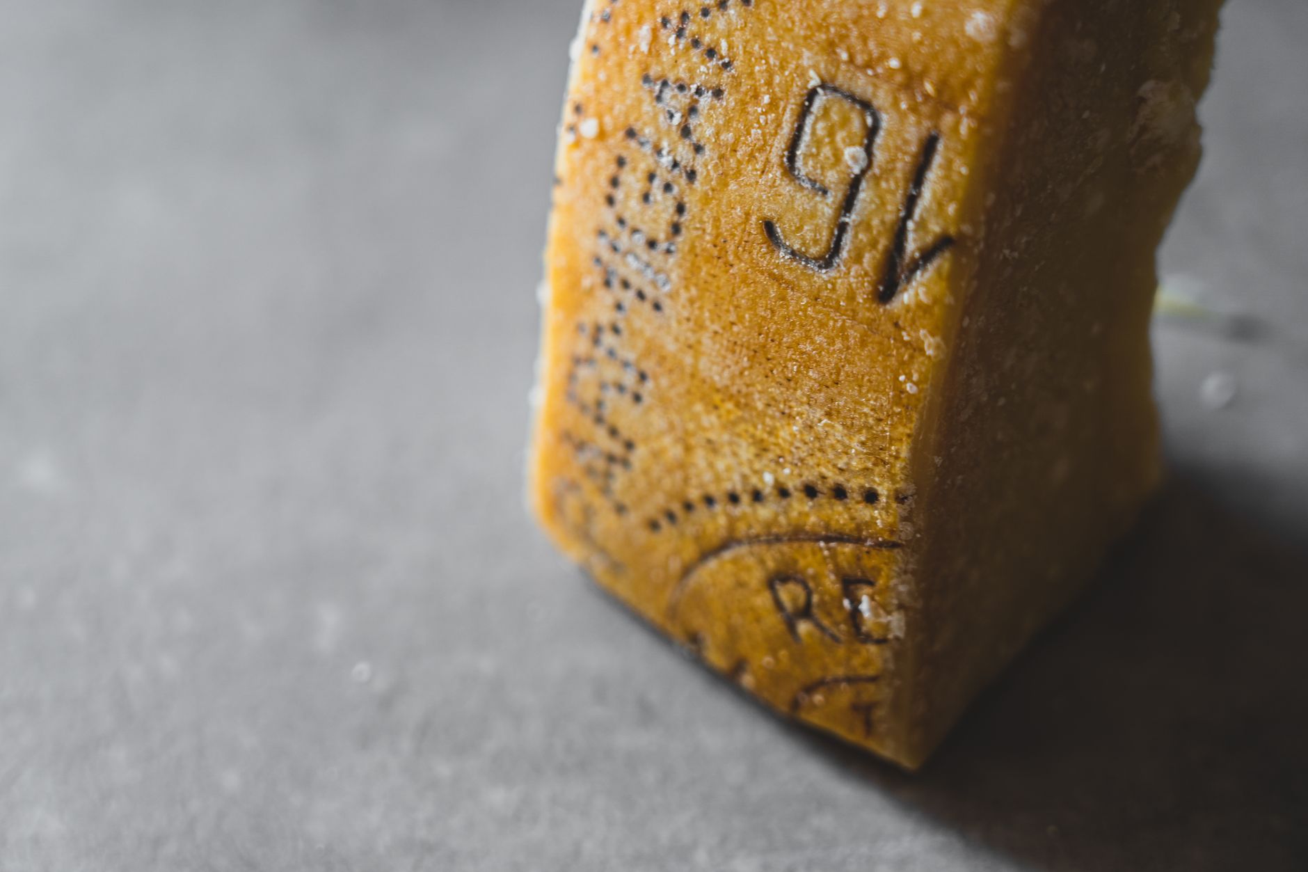 Forma di Parmigiano Reggiano tagliata a scaglie