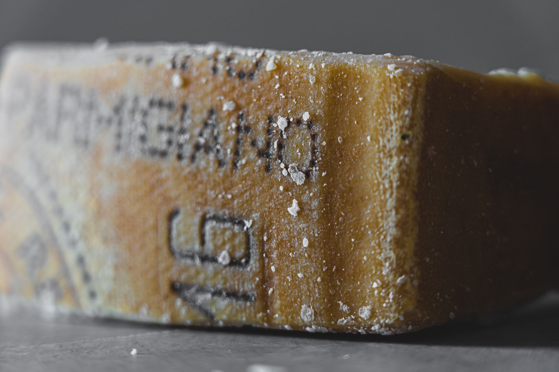Grandi caldaie di rame per la produzione del formaggio