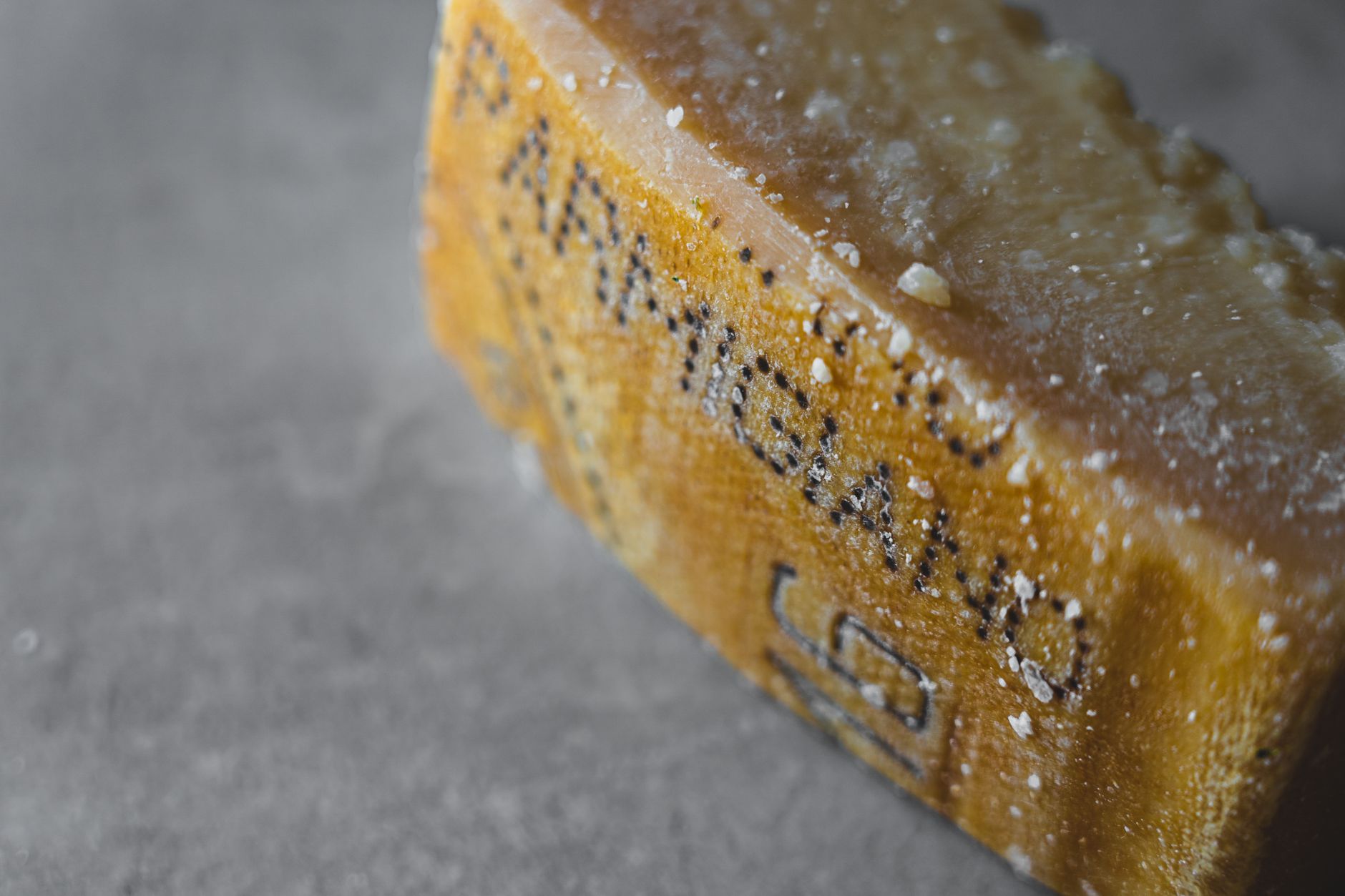 Forme di Parmigiano Reggiano durante la stagionatura