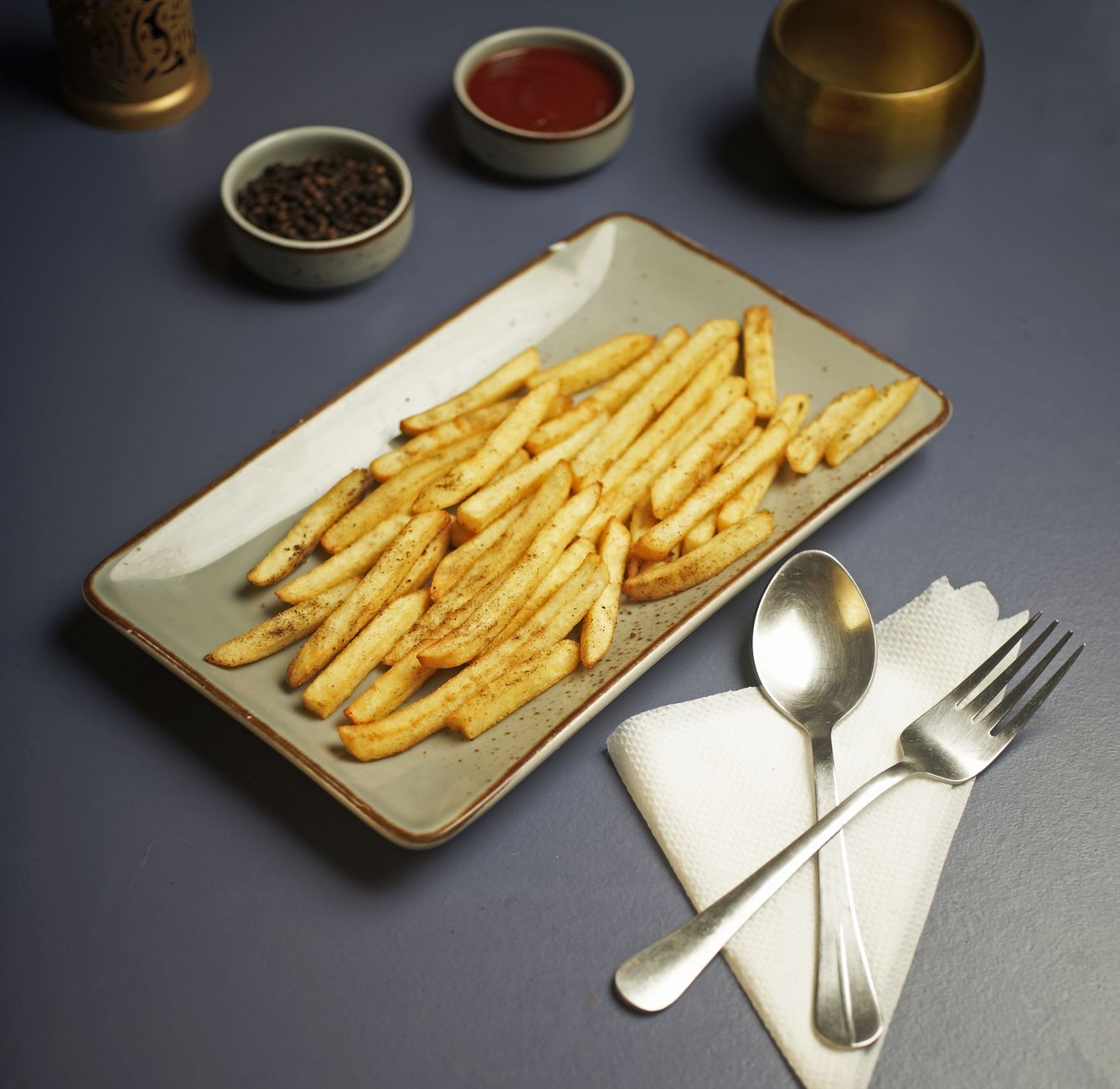 Patatine fritte servite in un cartoccio
