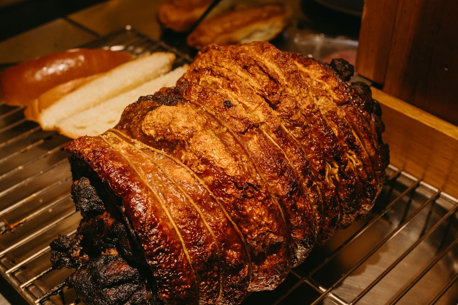 Arrosto di maiale con crosta croccante affettato su un tagliere