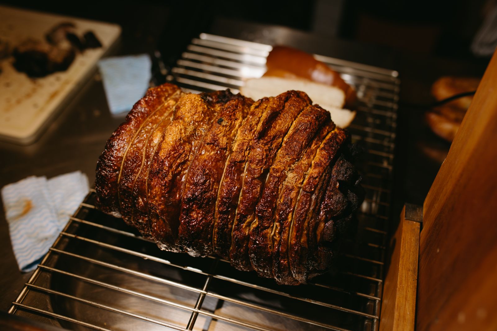 Panino imbottito con arrosto di maiale, street food all'italiana