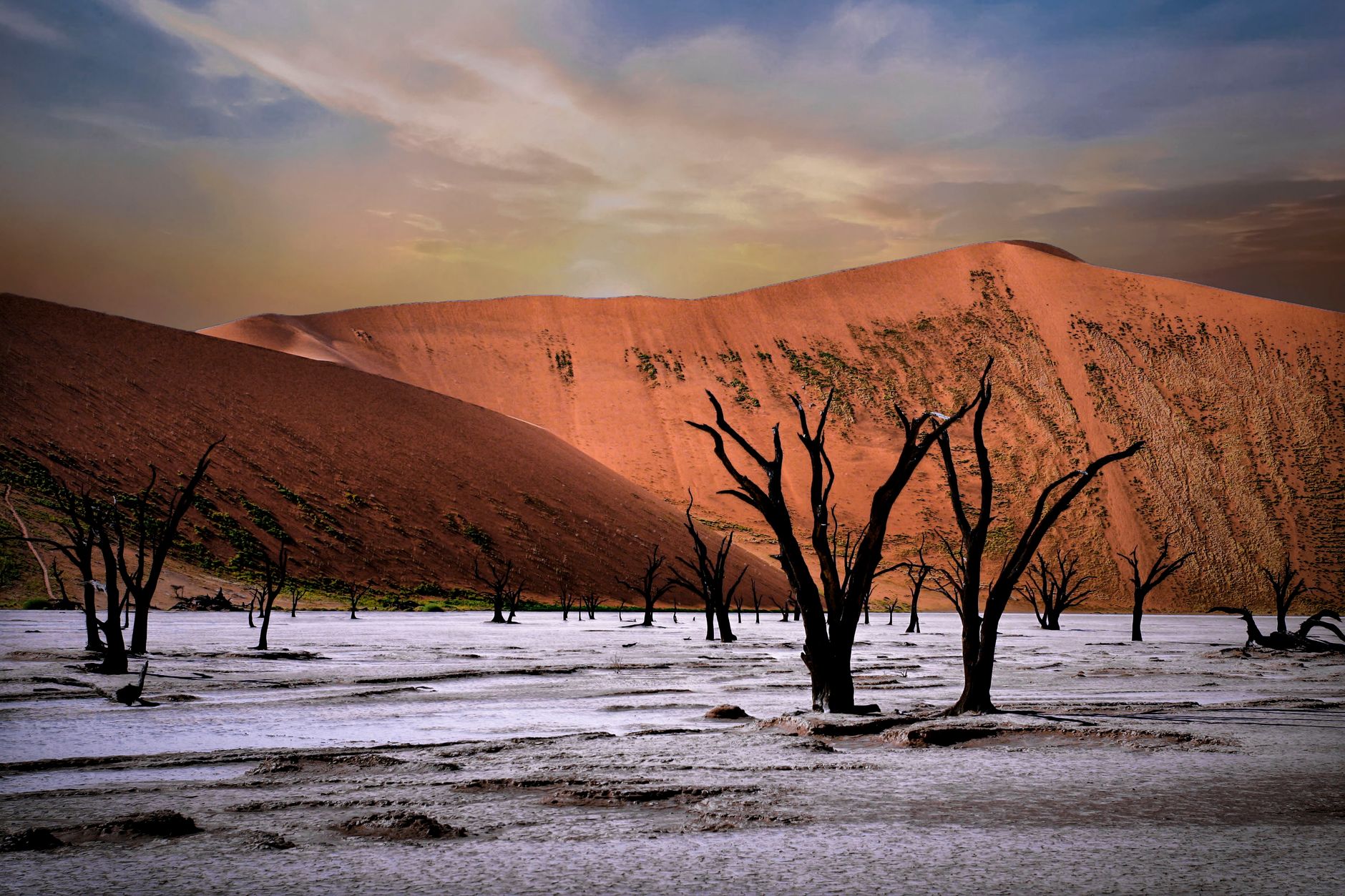 Fiume Nilo che attraversa il paesaggio africano