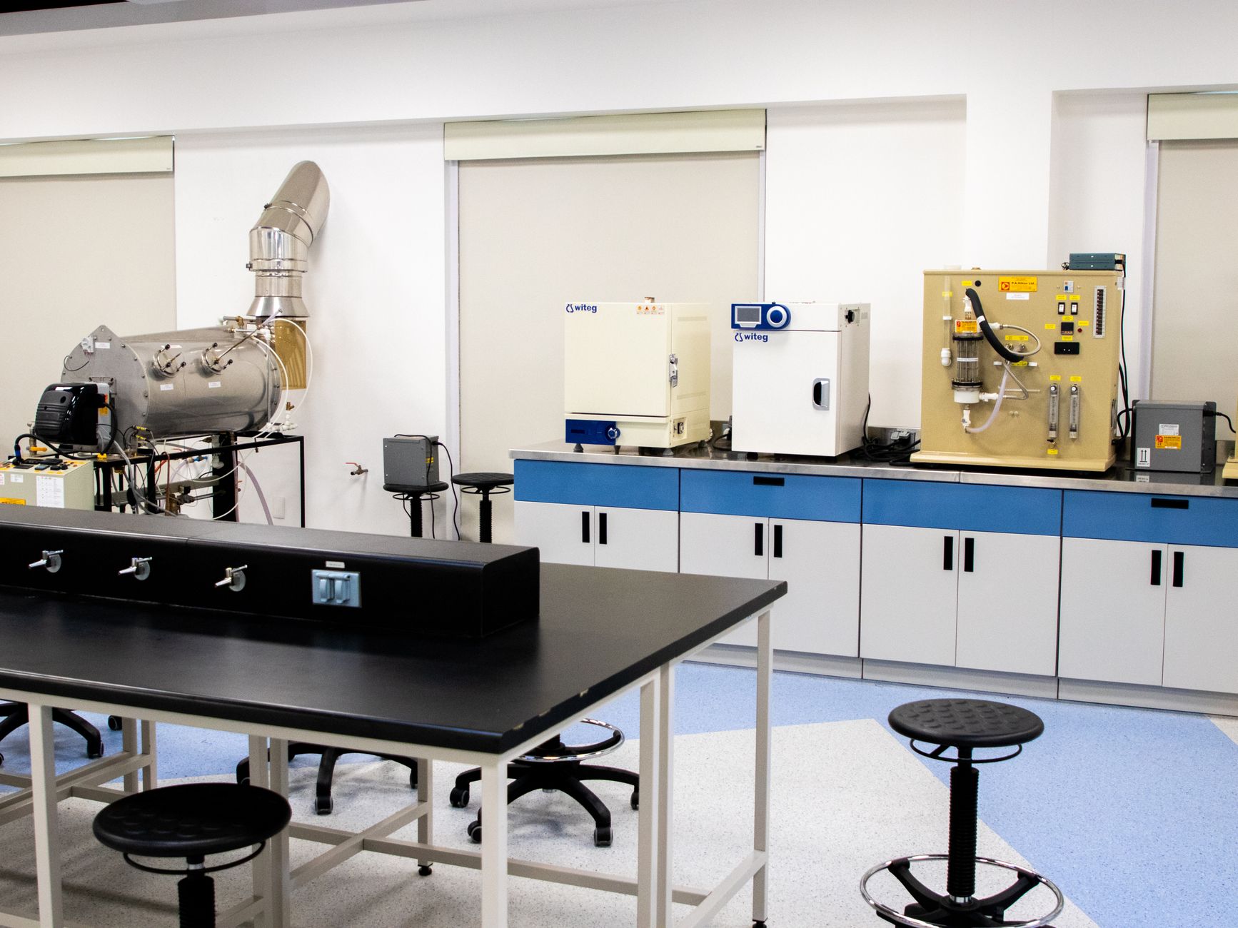 Esperimento di levitazione magnetica in laboratorio