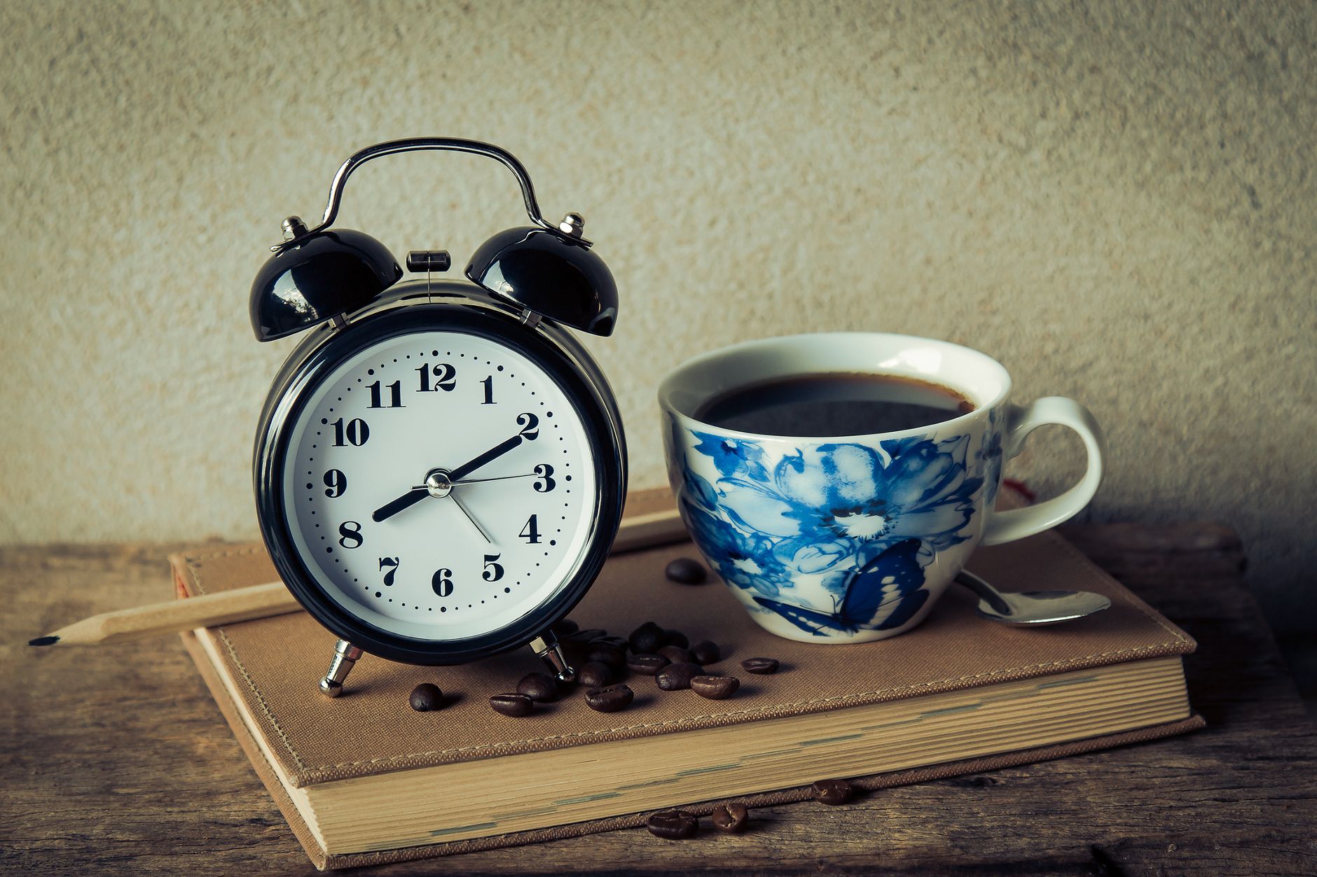 Un vecchio orologio che segna il passare del tempo