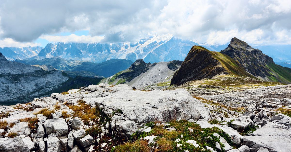 Il massiccio del Monte Bianco innevato tra Italia e Francia