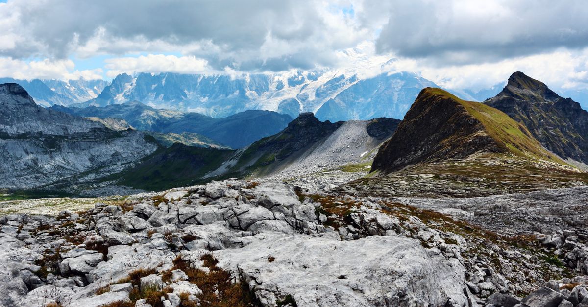Strada di montagna che attraversa le Alpi verso il traforo