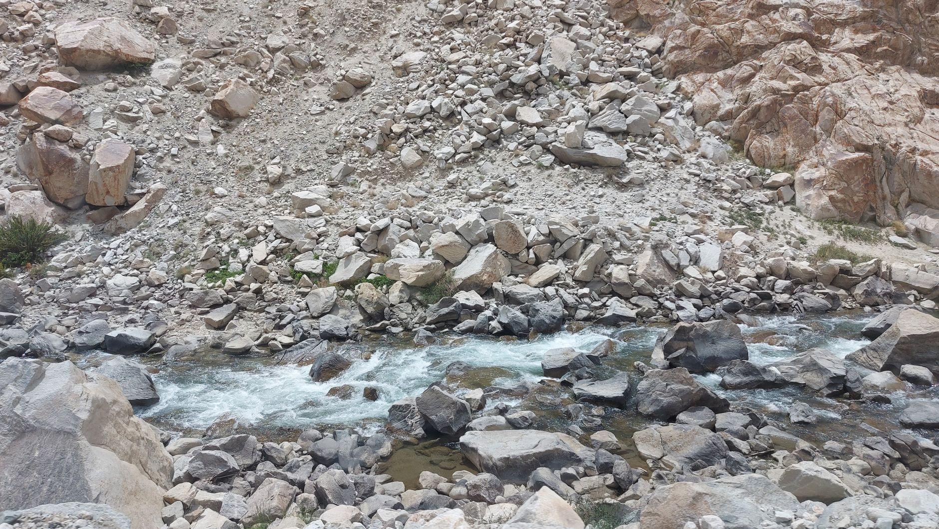 Torrente appenninico tra le rocce