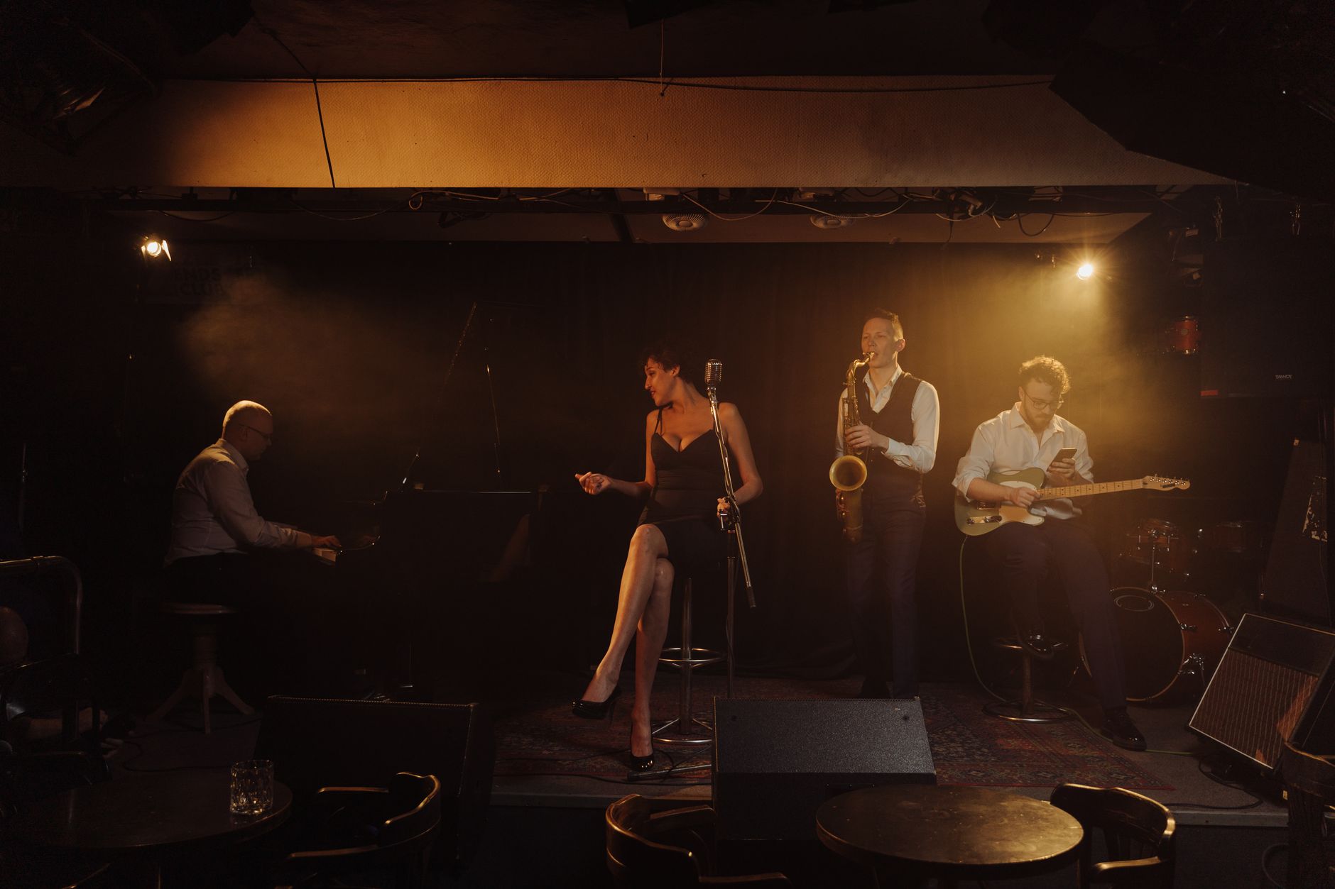 Concerto jazz dal vivo su un palco all'aperto