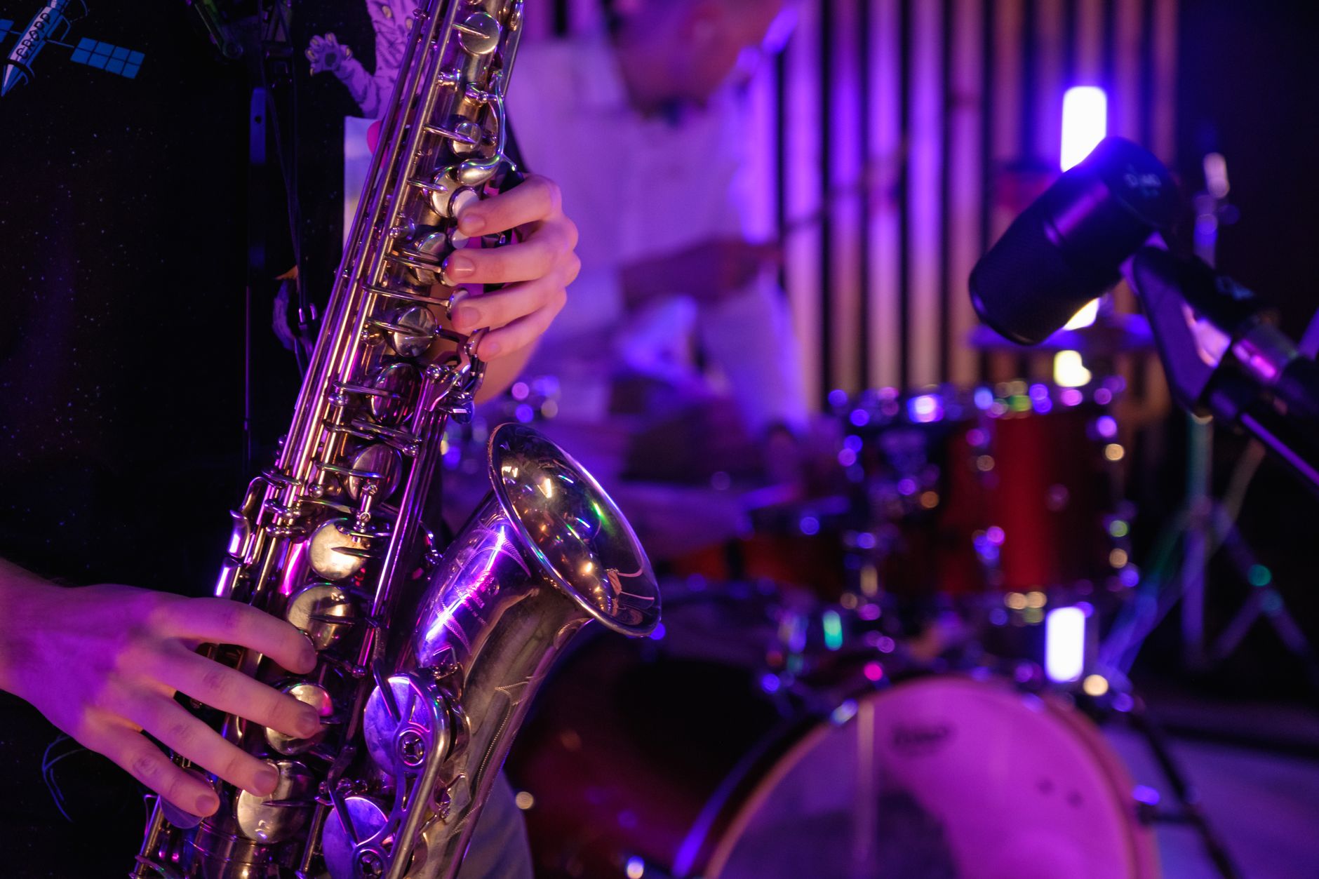 Concerto jazz dal vivo su un palco all'aperto