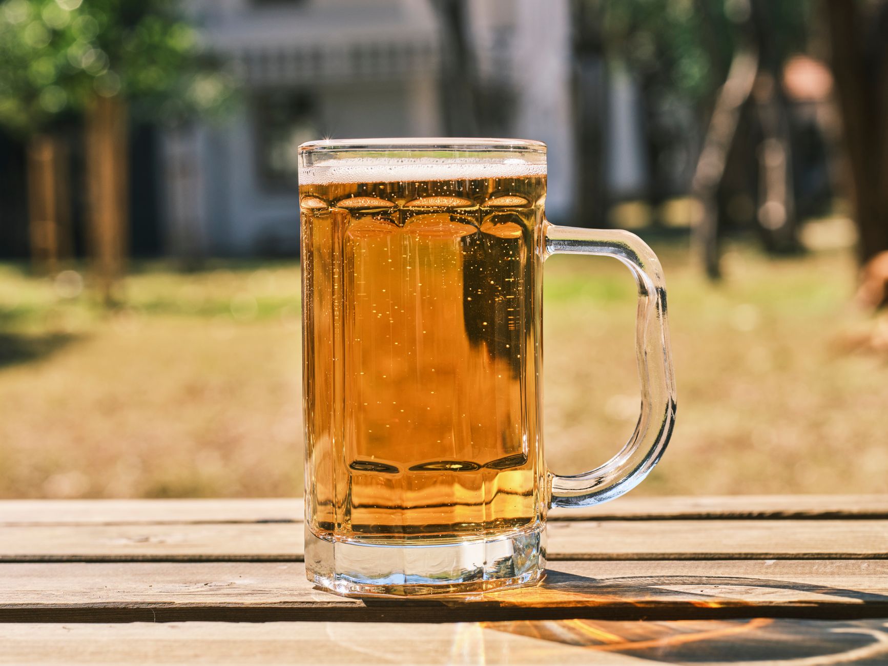 Birra al tramonto su una terrazza soleggiata