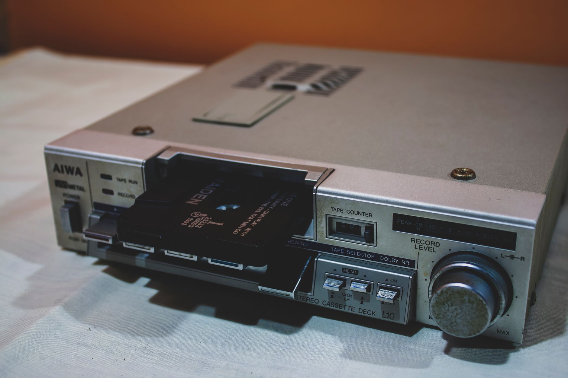Vecchio lettore di cassette con cuffie