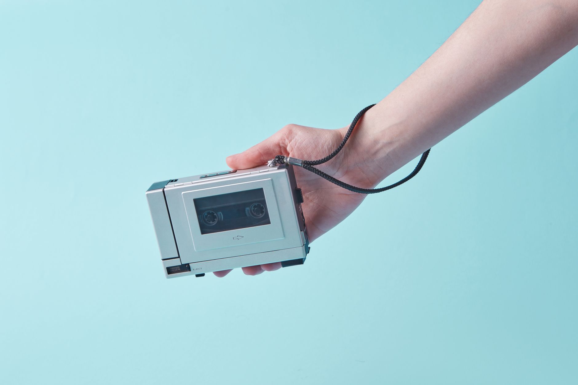 Cuffie retrò appoggiate accanto a musicassette