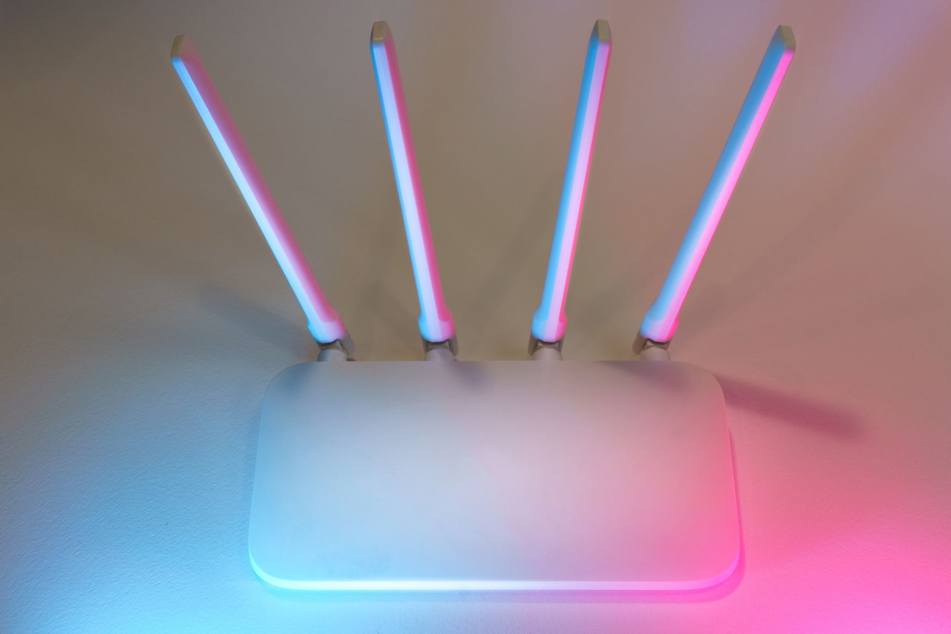 Simbolo del segnale Wi-Fi su sfondo tecnologico