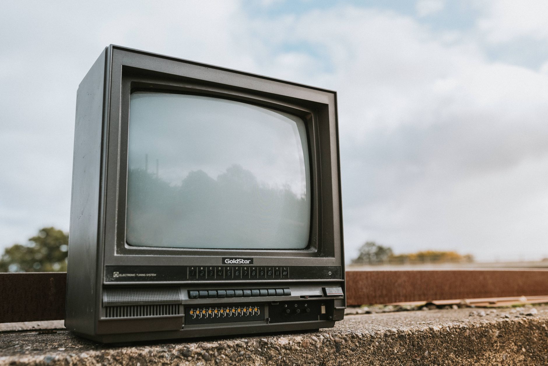 Vecchio televisore acceso simbolo della televisione musicale