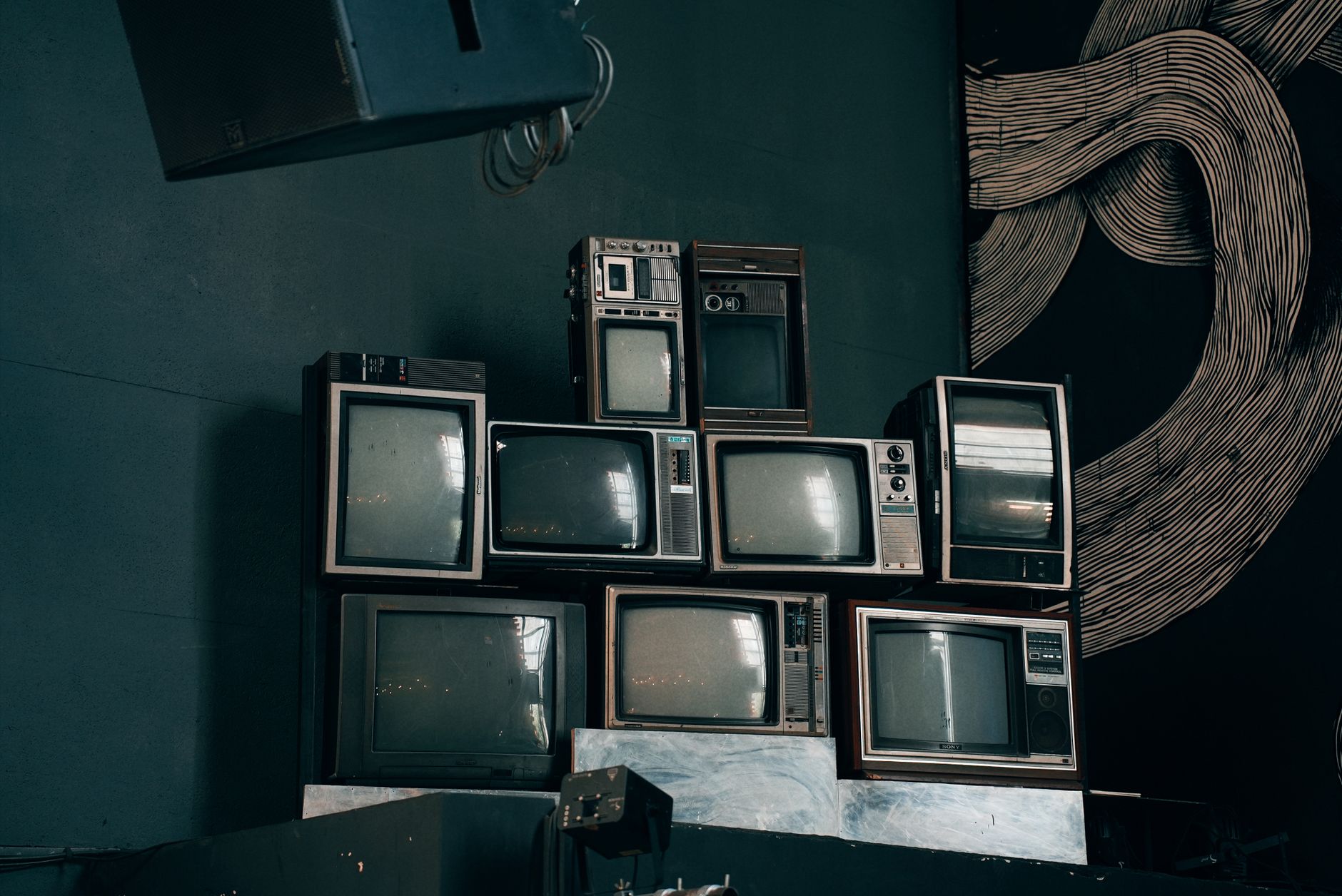 Televisore vintage in stile anni Ottanta