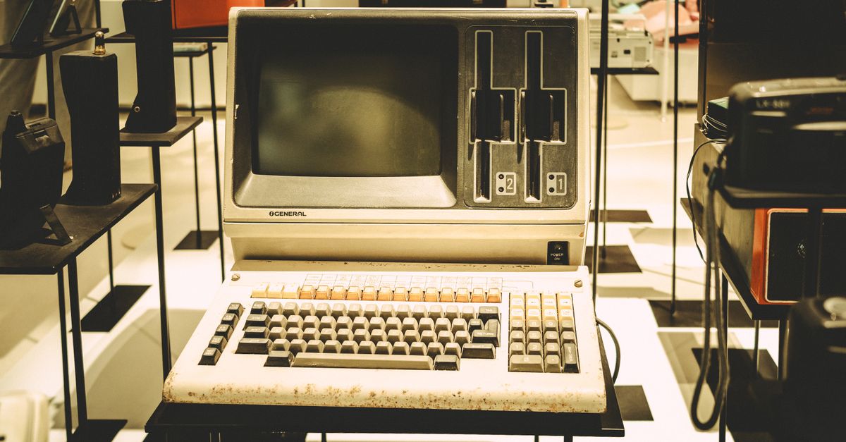 Vecchio personal computer da tavolo con monitor e tastiera