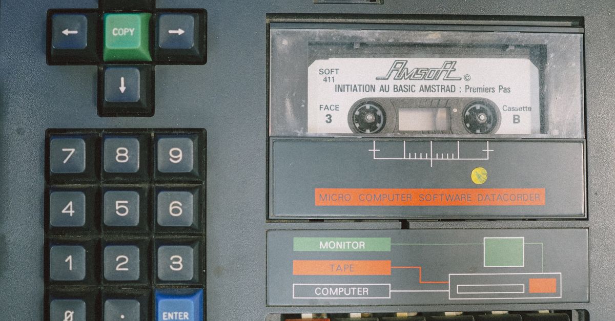 Postazione di lavoro con un computer retro