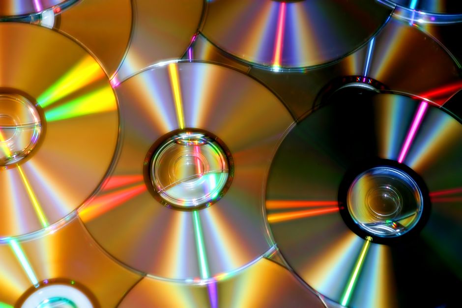 Un raggio laser legge le microscopiche cavità incise sulla superficie del CD.