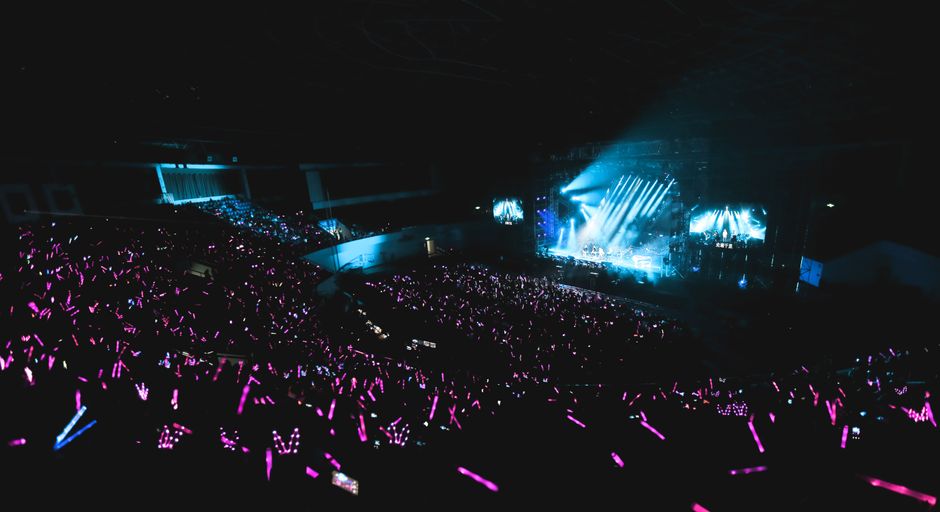 Palco di un concerto con luci al neon