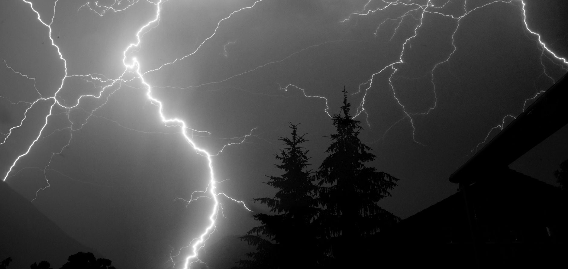 Fulmine che squarcia il cielo durante un temporale notturno
