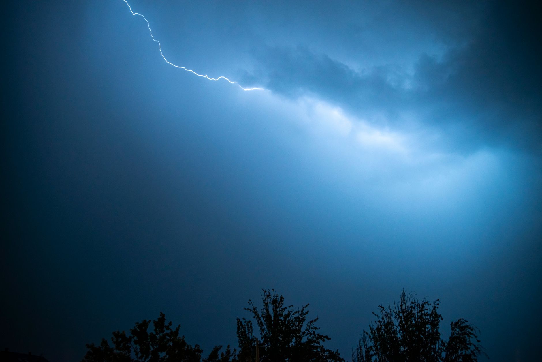 Cielo temporalesco attraversato da scariche elettriche