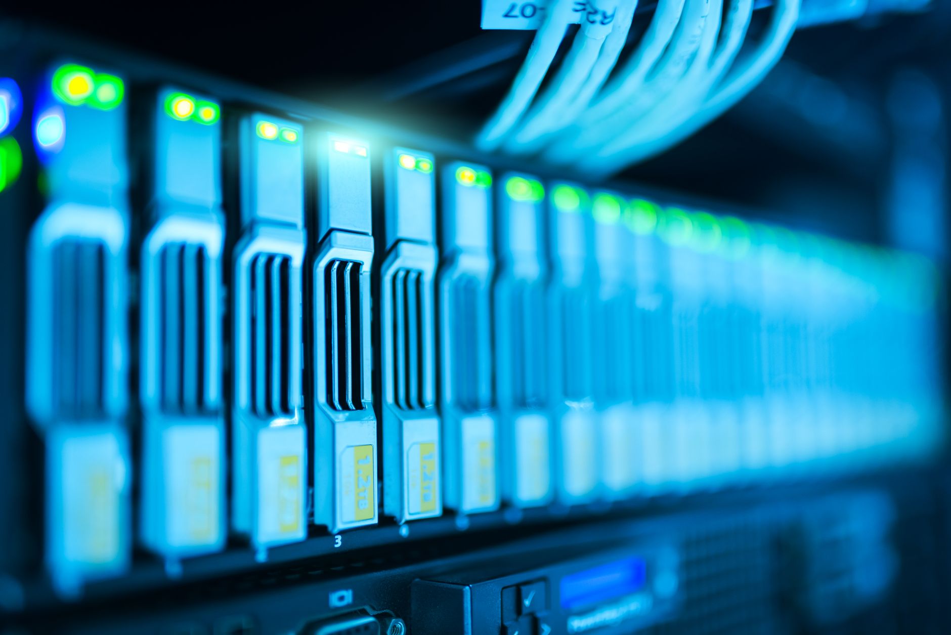 Interno di un laboratorio informatico con computer